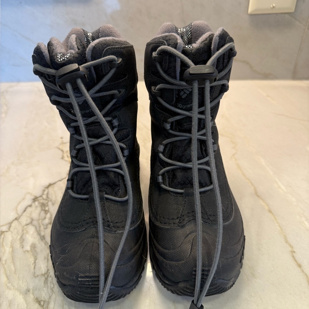 Columbia kids snow shoes. Black size youth 2 excellent condition